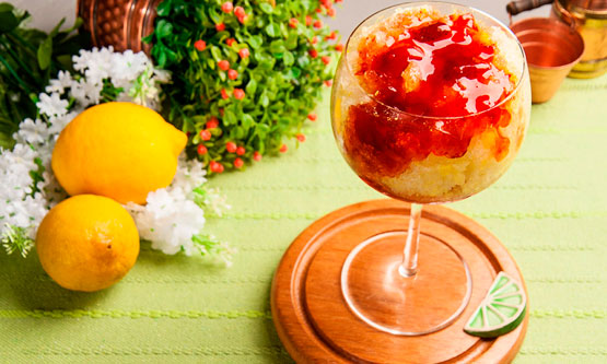 Sorbet de limão siciliano com calda de frutas vermelhas